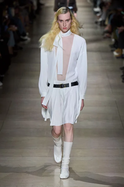 Look 16